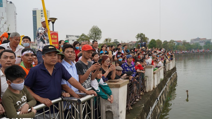 Hàng vạn người đổ về hồ Văn Lang xem đua thuyền rồng ở Phú Thọ - 4