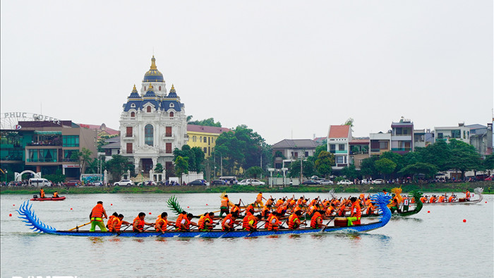 Hàng vạn người đổ về hồ Văn Lang xem đua thuyền rồng ở Phú Thọ - 3