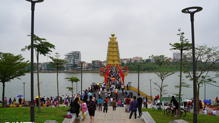 Hàng vạn người đổ về hồ Văn Lang xem đua thuyền rồng ở Phú Thọ - 5