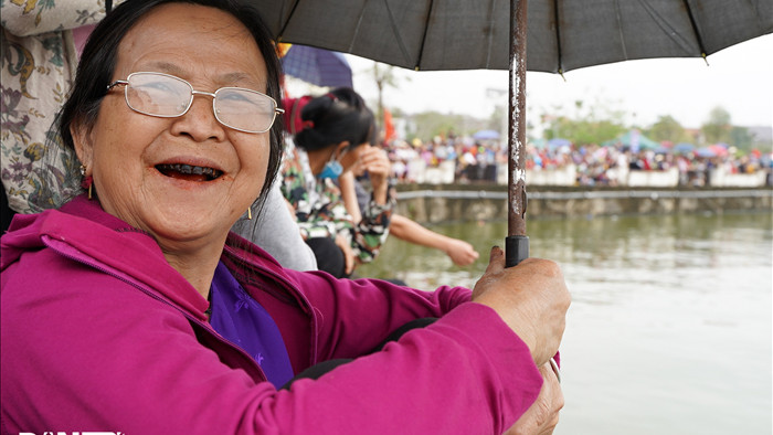 Hàng vạn người đổ về hồ Văn Lang xem đua thuyền rồng ở Phú Thọ - 8