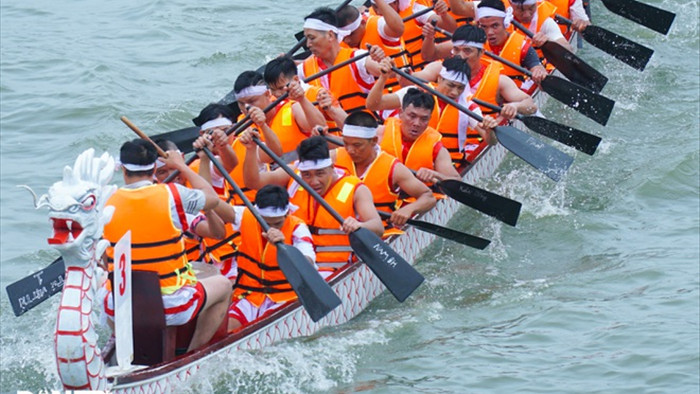 Hàng vạn người đổ về hồ Văn Lang xem đua thuyền rồng ở Phú Thọ - 10