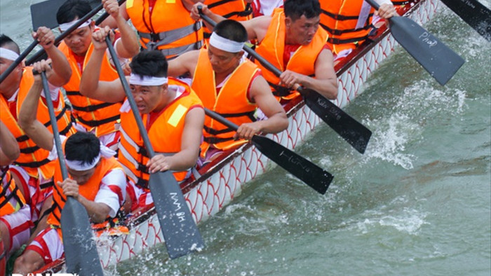 Hàng vạn người đổ về hồ Văn Lang xem đua thuyền rồng ở Phú Thọ - 11