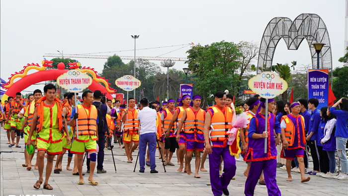 Hàng vạn người đổ về hồ Văn Lang xem đua thuyền rồng ở Phú Thọ - 2