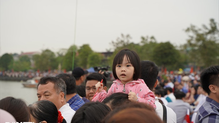 Hàng vạn người đổ về hồ Văn Lang xem đua thuyền rồng ở Phú Thọ - 7