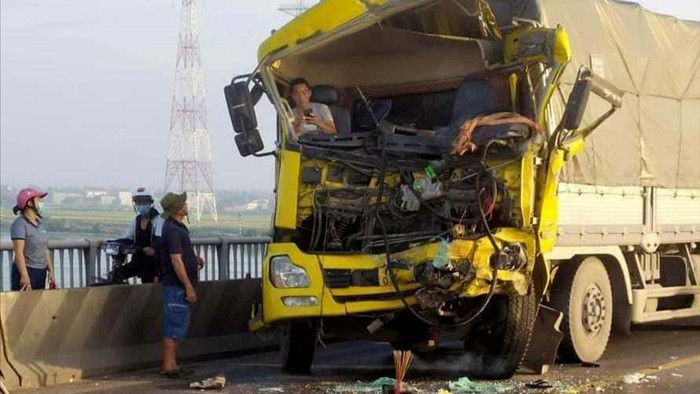Xe khách đấu đầu xe tải trên cầu, một người tử vong