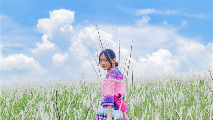 Thiếu nữ HMông khoe sắc xinh đẹp bên đồi cỏ tranh trắng muốt Đắk Nông - 9