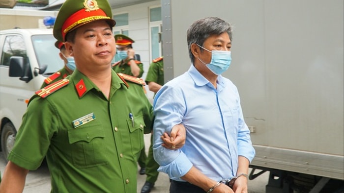 Cựu Bộ trưởng Vũ Huy Hoàng được dìu đến tòa với dáng vẻ mệt mỏi - 4 Cựu Bộ trưởng Vũ Huy Hoàng được dìu đến tòa với dáng vẻ mệt mỏi - 4