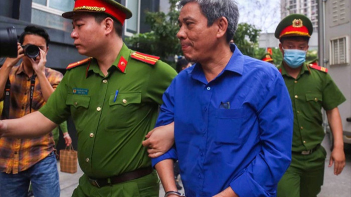 Cựu Bộ trưởng Vũ Huy Hoàng được dìu đến tòa với dáng vẻ mệt mỏi - 3