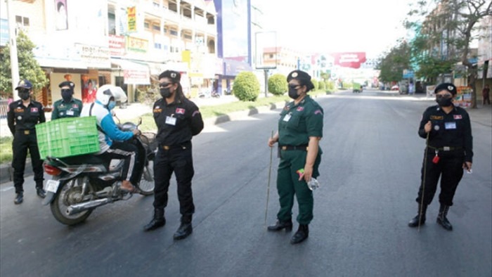 Campuchia phạt roi người vi phạm lệnh giới nghiêm - 1