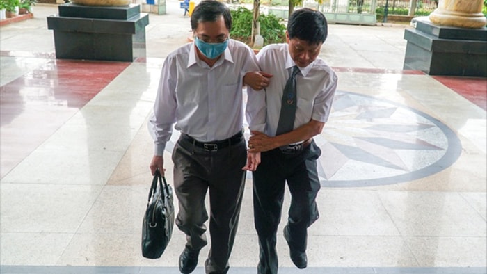 Cựu Bộ trưởng Vũ Huy Hoàng được dìu đến tòa với dáng vẻ mệt mỏi - 1 Cựu Bộ trưởng Vũ Huy Hoàng được dìu đến tòa với dáng vẻ mệt mỏi - 1