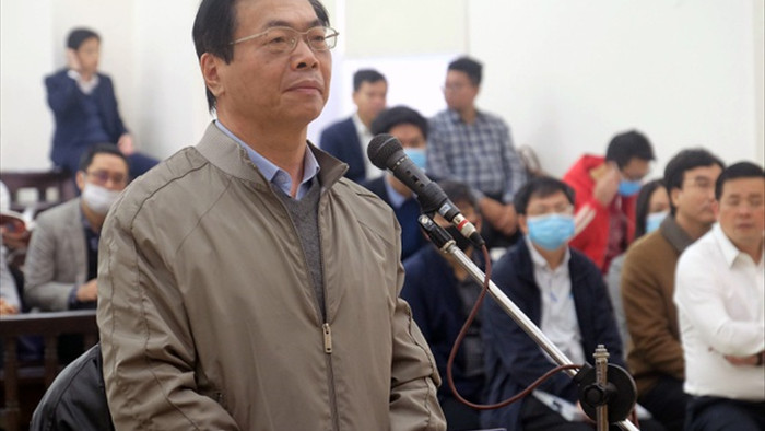 Cựu Bộ trưởng Vũ Huy Hoàng được dìu đến tòa với dáng vẻ mệt mỏi - 5