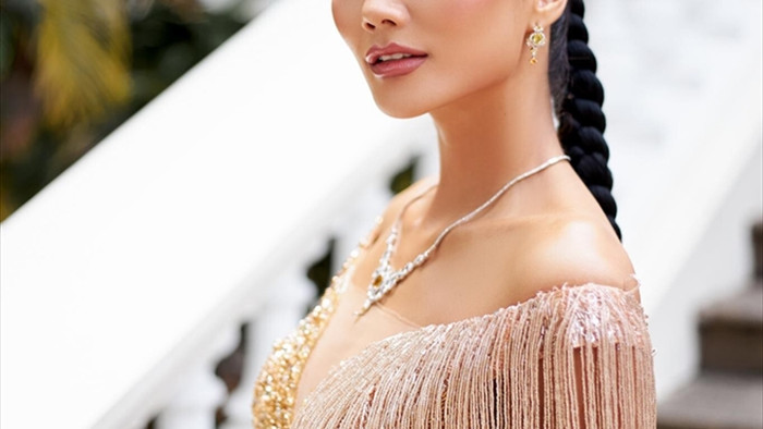 Hoa hậu H'hen Niê khoe vóc dáng nữ thần trong bộ váy xuyên thấu  - 8