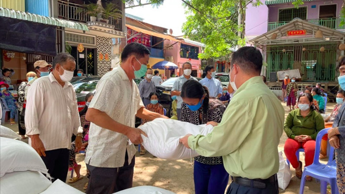 Hình ảnh cứu trợ người Việt bị phong toả vì Covid-19 tại Campuchia