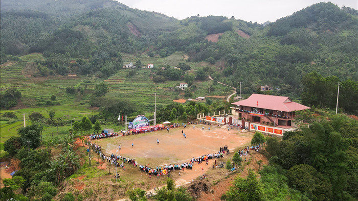 Ngắm các chị em dân tộc mặc váy xỏ giày thi đấu bóng đá trên đỉnh núi cao - 1
