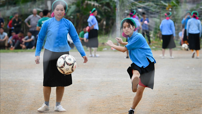 Ngắm các chị em dân tộc mặc váy xỏ giày thi đấu bóng đá trên đỉnh núi cao - 2