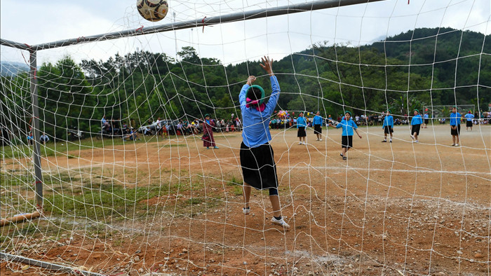 Ngắm các chị em dân tộc mặc váy xỏ giày thi đấu bóng đá trên đỉnh núi cao - 24