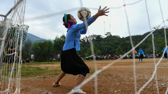 Ngắm các chị em dân tộc mặc váy xỏ giày thi đấu bóng đá trên đỉnh núi cao - 25