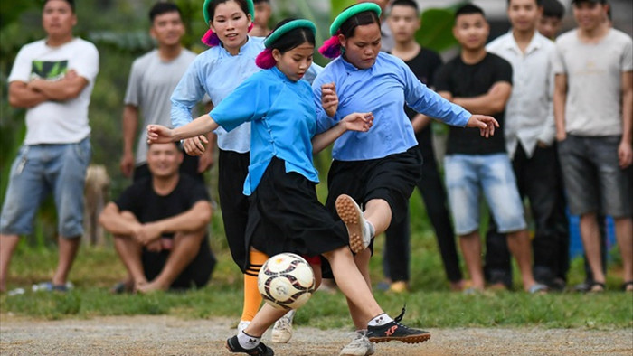 Ngắm các chị em dân tộc mặc váy xỏ giày thi đấu bóng đá trên đỉnh núi cao - 9