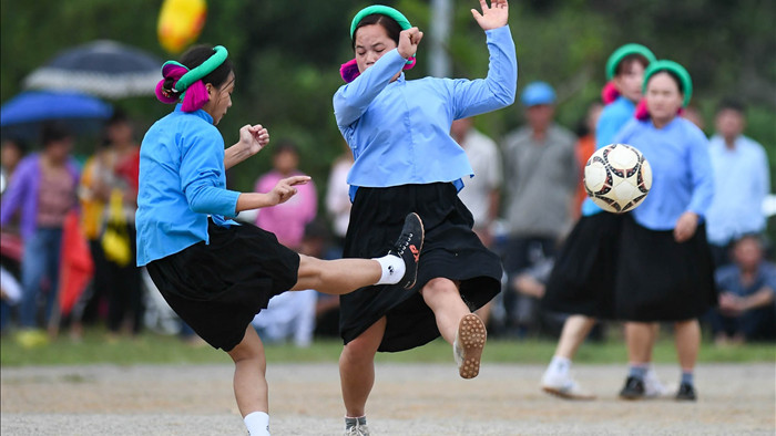 Ngắm các chị em dân tộc mặc váy xỏ giày thi đấu bóng đá trên đỉnh núi cao - 23
