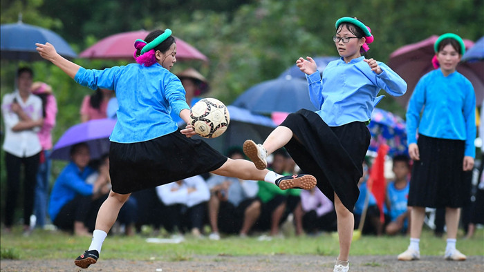 Ngắm các chị em dân tộc mặc váy xỏ giày thi đấu bóng đá trên đỉnh núi cao - 8