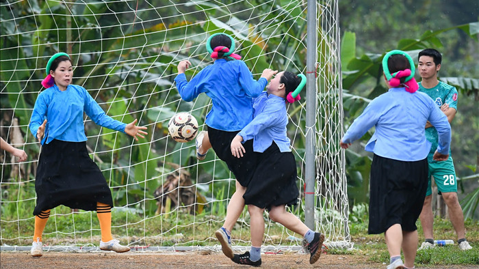 Ngắm các chị em dân tộc mặc váy xỏ giày thi đấu bóng đá trên đỉnh núi cao - 18