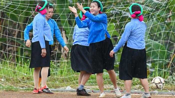 Ngắm các chị em dân tộc mặc váy xỏ giày thi đấu bóng đá trên đỉnh núi cao - 19