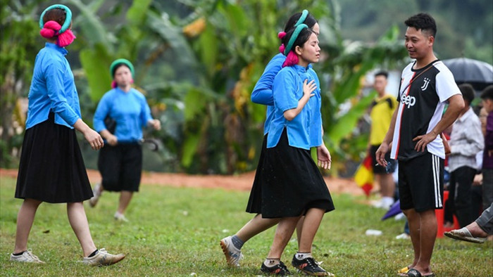 Ngắm các chị em dân tộc mặc váy xỏ giày thi đấu bóng đá trên đỉnh núi cao - 22