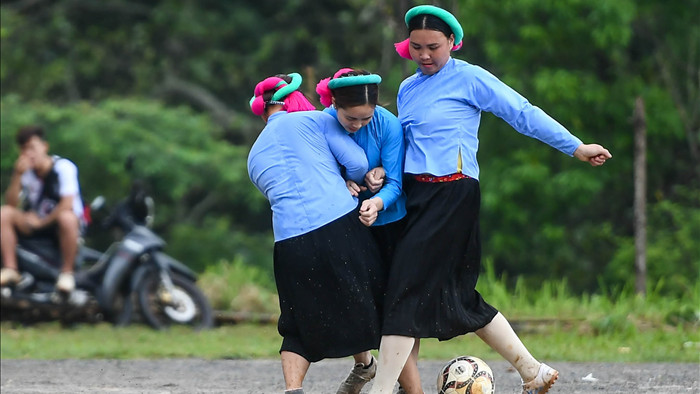 Ngắm các chị em dân tộc mặc váy xỏ giày thi đấu bóng đá trên đỉnh núi cao - 11
