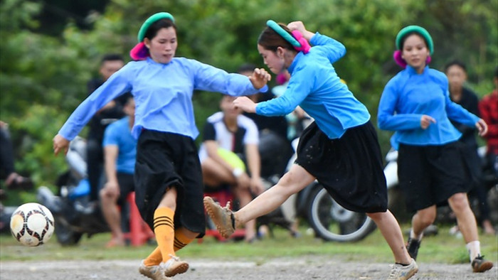Ngắm các chị em dân tộc mặc váy xỏ giày thi đấu bóng đá trên đỉnh núi cao - 10