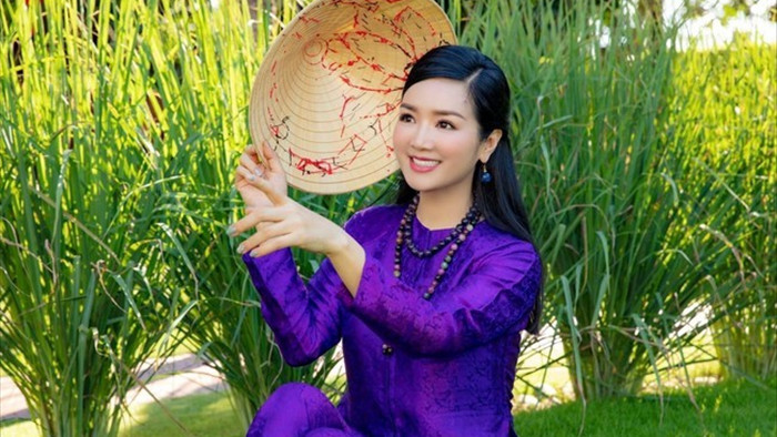 Jennifer Phạm - Quang Dũng vui vẻ sánh đôi sau 11 năm ly hôn