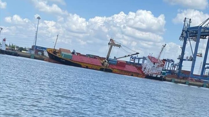 Tàu nước ngoài gặp nạn ở Tân cảng Hiệp Phước, cả loạt container rớt xuống sông