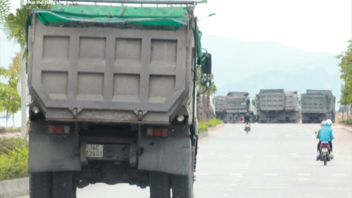 Ảnh: Xe cơi nới thành thùng tung hoành khắp các tuyến phố ở Quảng Ninh - 16