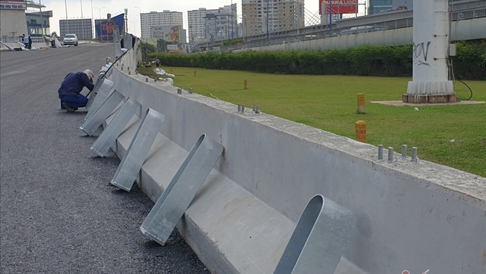 Đường Nguyễn Hữu Cảnh sắp xong, dân hối hả xây 'tường đê' chống ngập