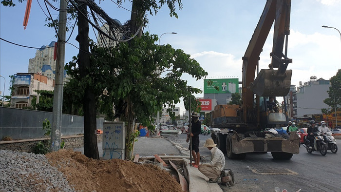 Đường Nguyễn Hữu Cảnh sắp xong, dân hối hả xây 'tường đê' chống ngập