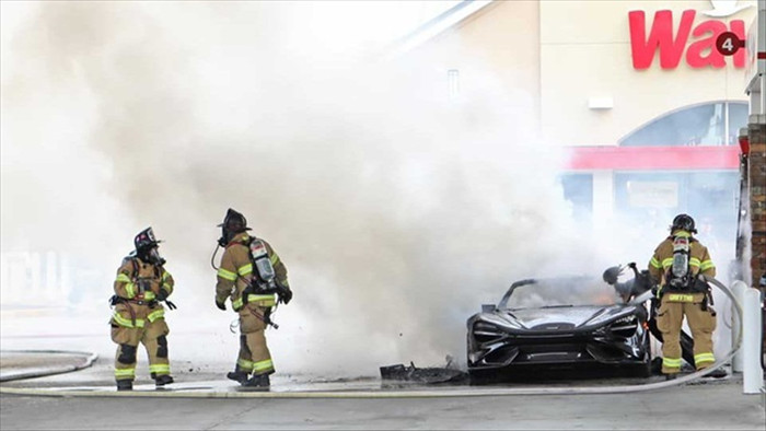 Đi đổ xăng, siêu xe McLaren 765LT cháy thành tro - 5