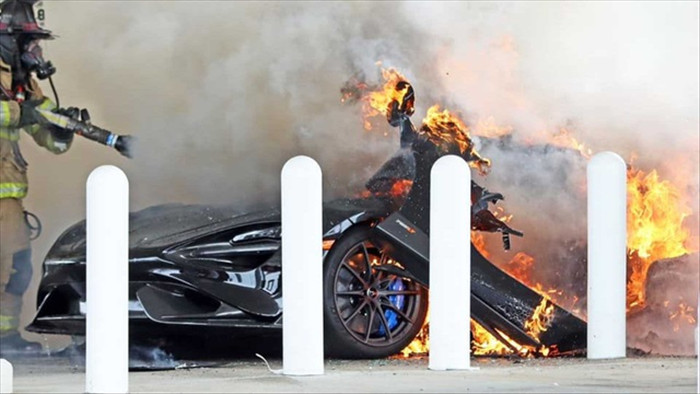 Đi đổ xăng, siêu xe McLaren 765LT cháy thành tro - 3
