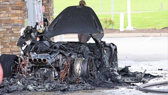 Đi đổ xăng, siêu xe McLaren 765LT cháy thành tro - 8