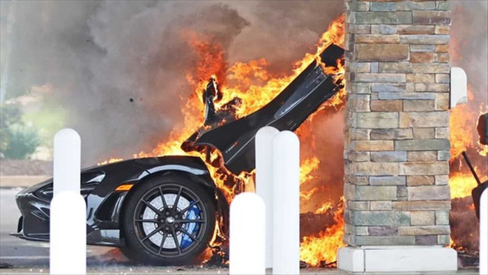 Đi đổ xăng, siêu xe McLaren 765LT cháy thành tro - 2
