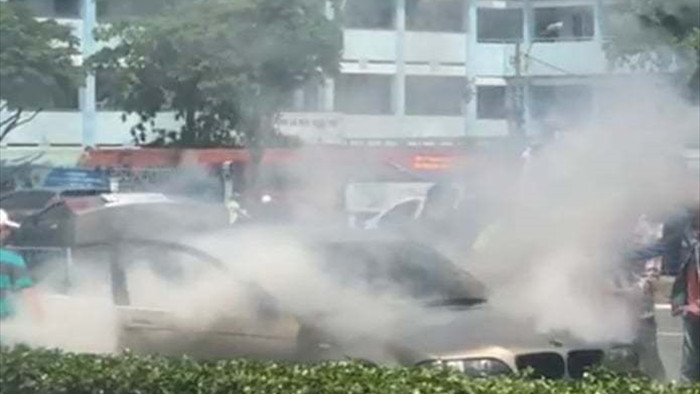 Xe BMW cháy nghi ngút trên đại lộ Phạm Văn Đồng