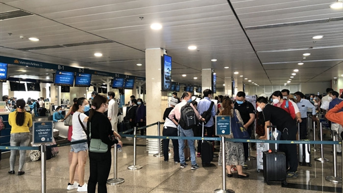 Ảnh: Sân bay Tân Sơn Nhất đông nghẹt người trước ngày nghỉ lễ 30/4 - 8