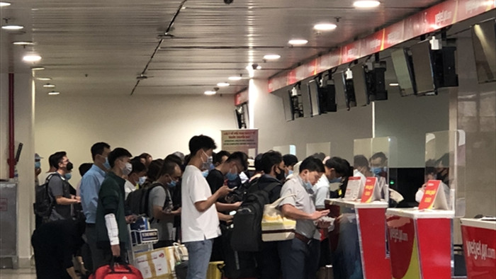 Ảnh: Sân bay Tân Sơn Nhất đông nghẹt người trước ngày nghỉ lễ 30/4 - 6