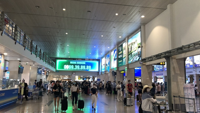 Ảnh: Sân bay Tân Sơn Nhất đông nghẹt người trước ngày nghỉ lễ 30/4 - 3