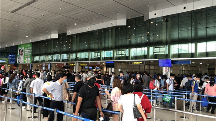 Ảnh: Sân bay Tân Sơn Nhất đông nghẹt người trước ngày nghỉ lễ 30/4 - 7
