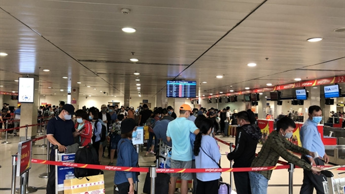 Ảnh: Sân bay Tân Sơn Nhất đông nghẹt người trước ngày nghỉ lễ 30/4 - 11