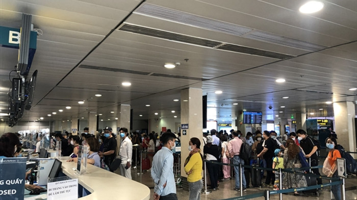 Ảnh: Sân bay Tân Sơn Nhất đông nghẹt người trước ngày nghỉ lễ 30/4 - 4