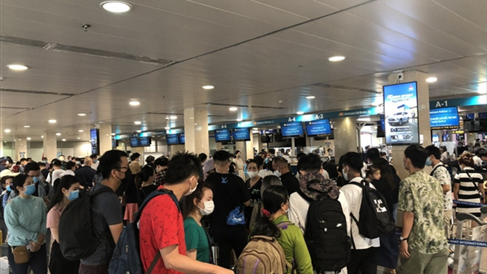Ảnh: Sân bay Tân Sơn Nhất đông nghẹt người trước ngày nghỉ lễ 30/4 - 2