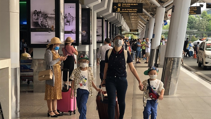 Ảnh: Sân bay Tân Sơn Nhất đông nghẹt người trước ngày nghỉ lễ 30/4 - 12