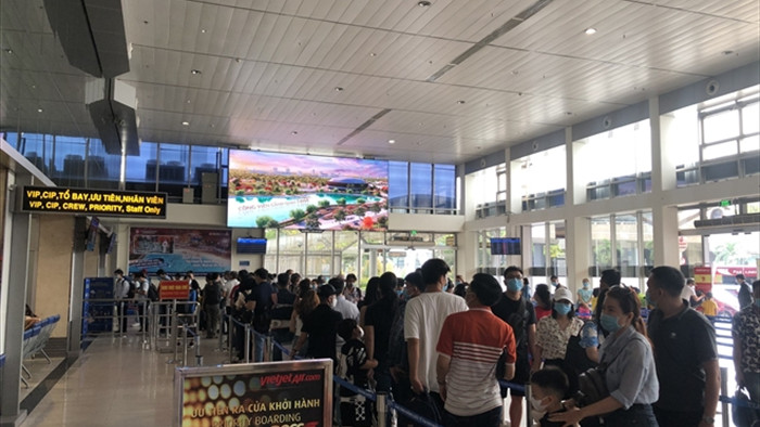 Ảnh: Sân bay Tân Sơn Nhất đông nghẹt người trước ngày nghỉ lễ 30/4 - 9