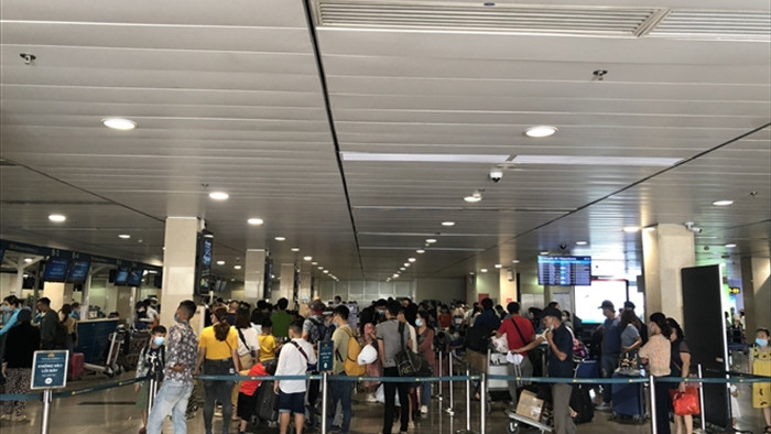 Ảnh: Sân bay Tân Sơn Nhất đông nghẹt người trước ngày nghỉ lễ 30/4 - 1