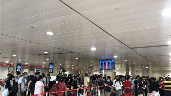 Ảnh: Sân bay Tân Sơn Nhất đông nghẹt người trước ngày nghỉ lễ 30/4 - 10